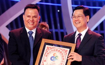 鳳鋁鋁業被評爲“市民最喜愛的品牌企業”、“廣彿同城至愛彿山品牌”
